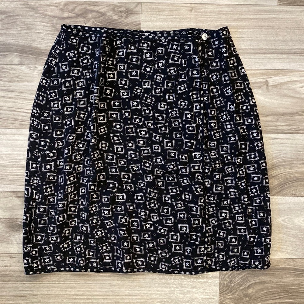 Talbots 6P Black Floral Print Rayon Lined Wrap Skirt MOP Button